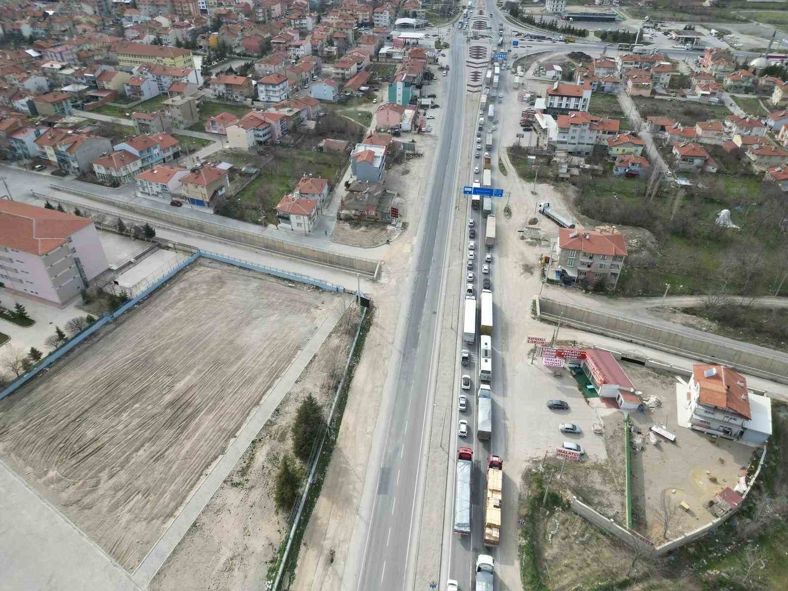 9 şehri birbirine bağlayan kavşakta trafik yoğun