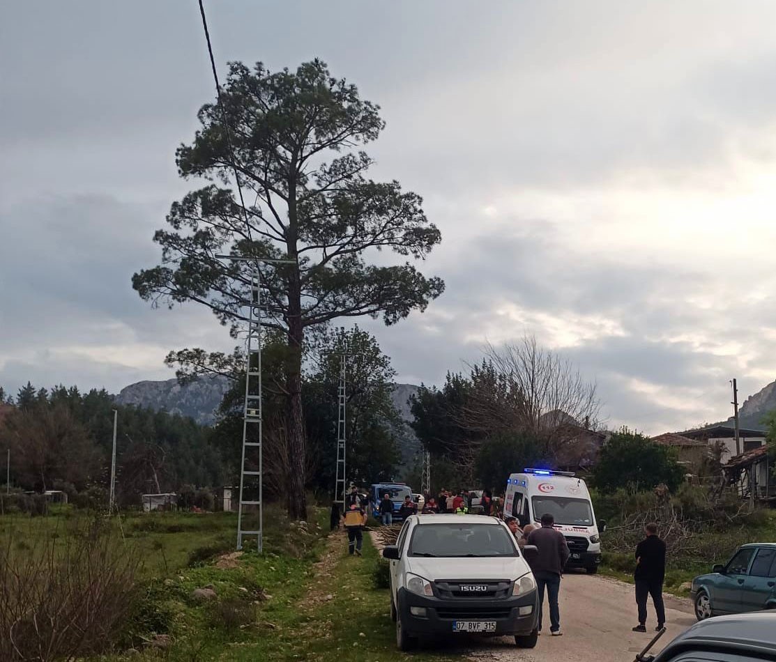 Antalya’da kamyonetin kasasından düşen kadın hayatını kaybetti
