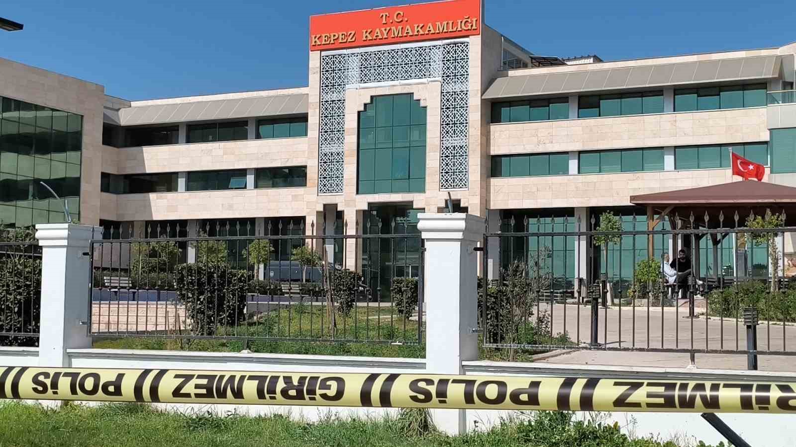 Antalya’da Kaymakamlık binasında ateş açtı, kendisini odaya kilitledi