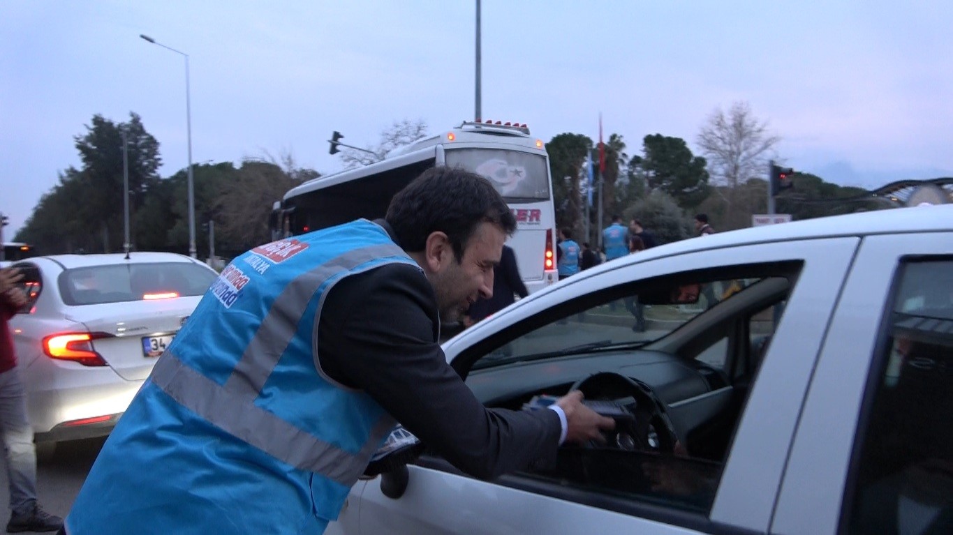 AK Parti Antalya'da iftarlık dağıttı