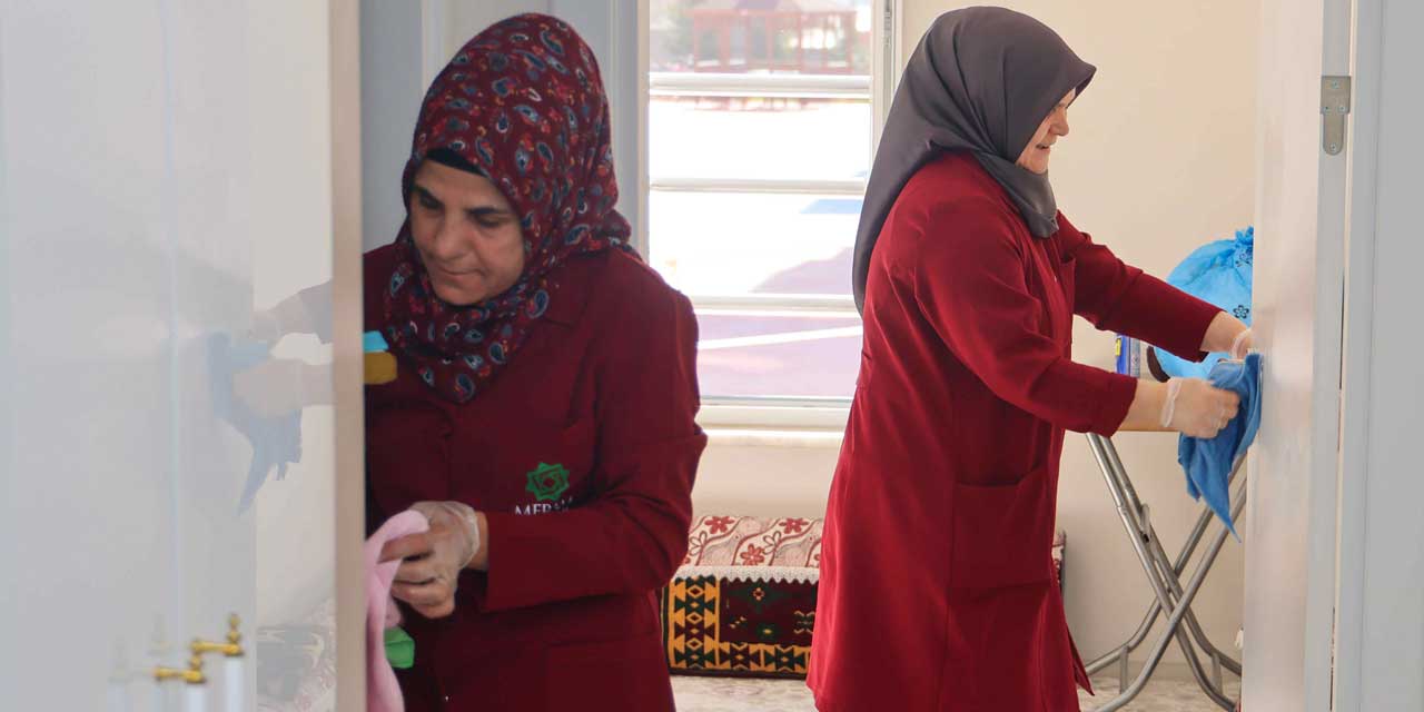 Meram Belediyesi evlerde köşe bucak temizlik yaptı