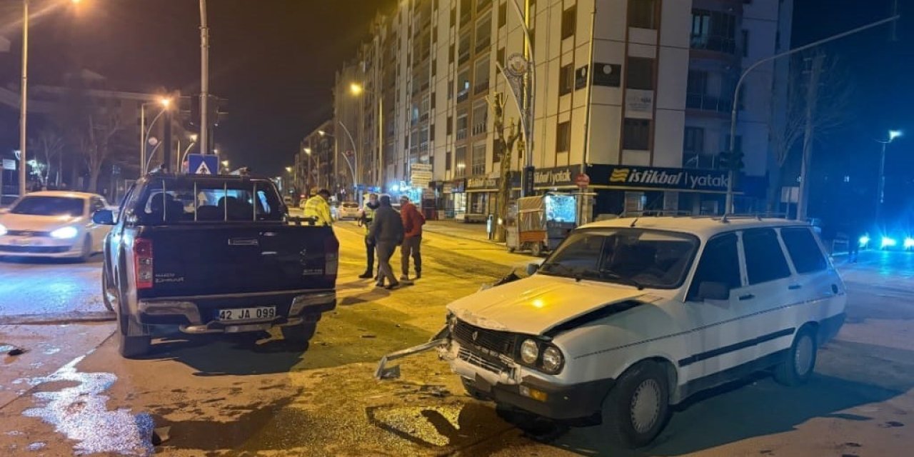 Karapınar’da kamyonet ile otomobil çarpıştı: 1 yaralı