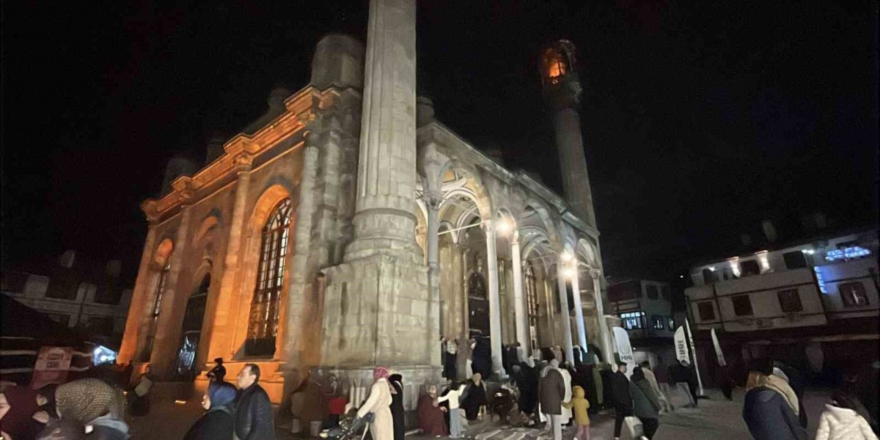 Sultanın Vedası: Konya’da Binlerce Kişi Son Teravihte Buluştu