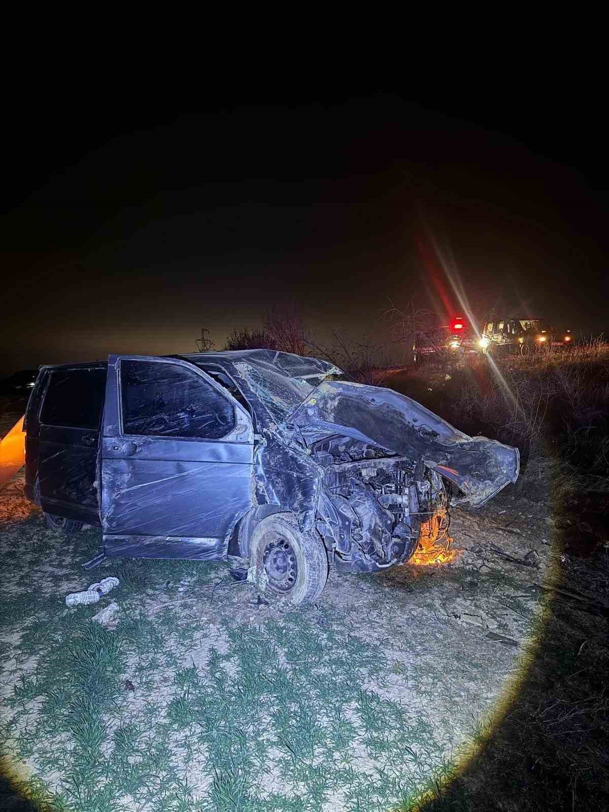 Afyonkarahisar'da ağaca çarpan kamyonette 4 kişi yaralandı