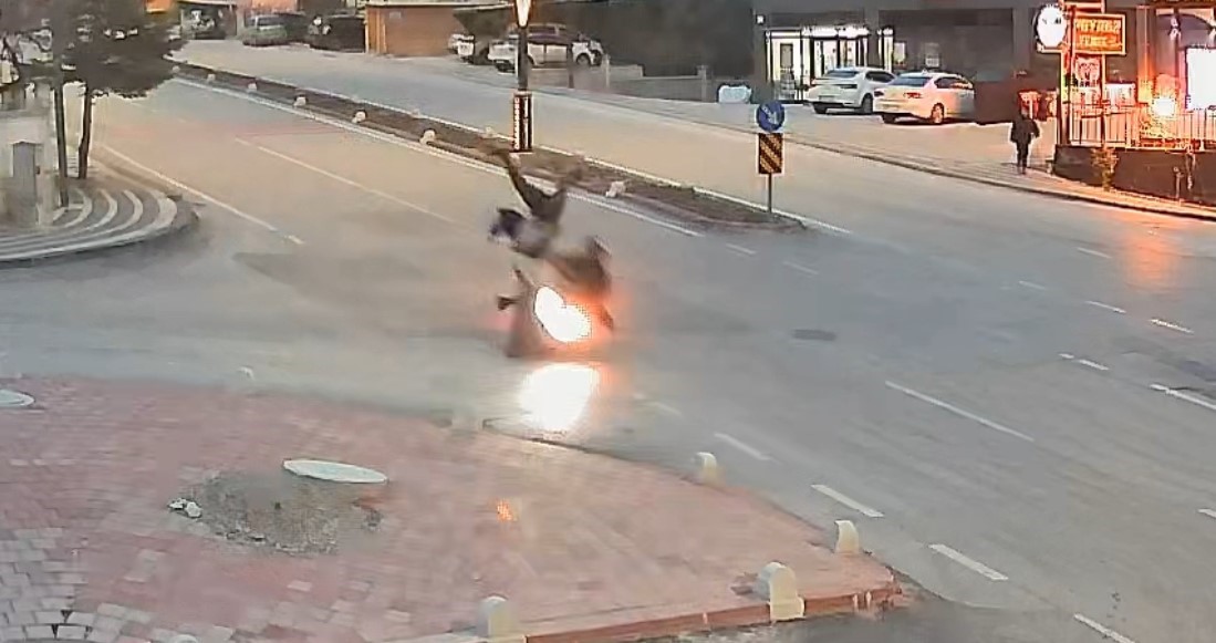 Karaman'da motosiklet yayayı havaya uçurdu