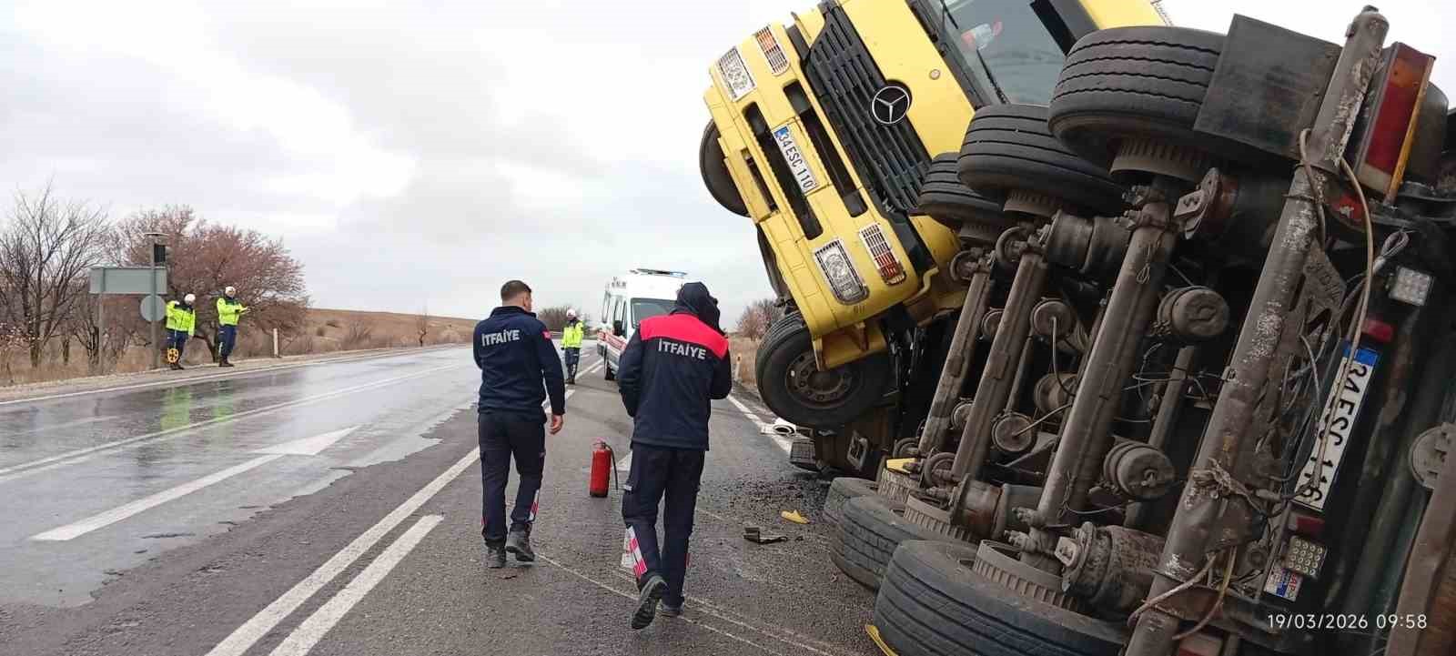 Balık yemi yüklü tır Afyon'da devrildi