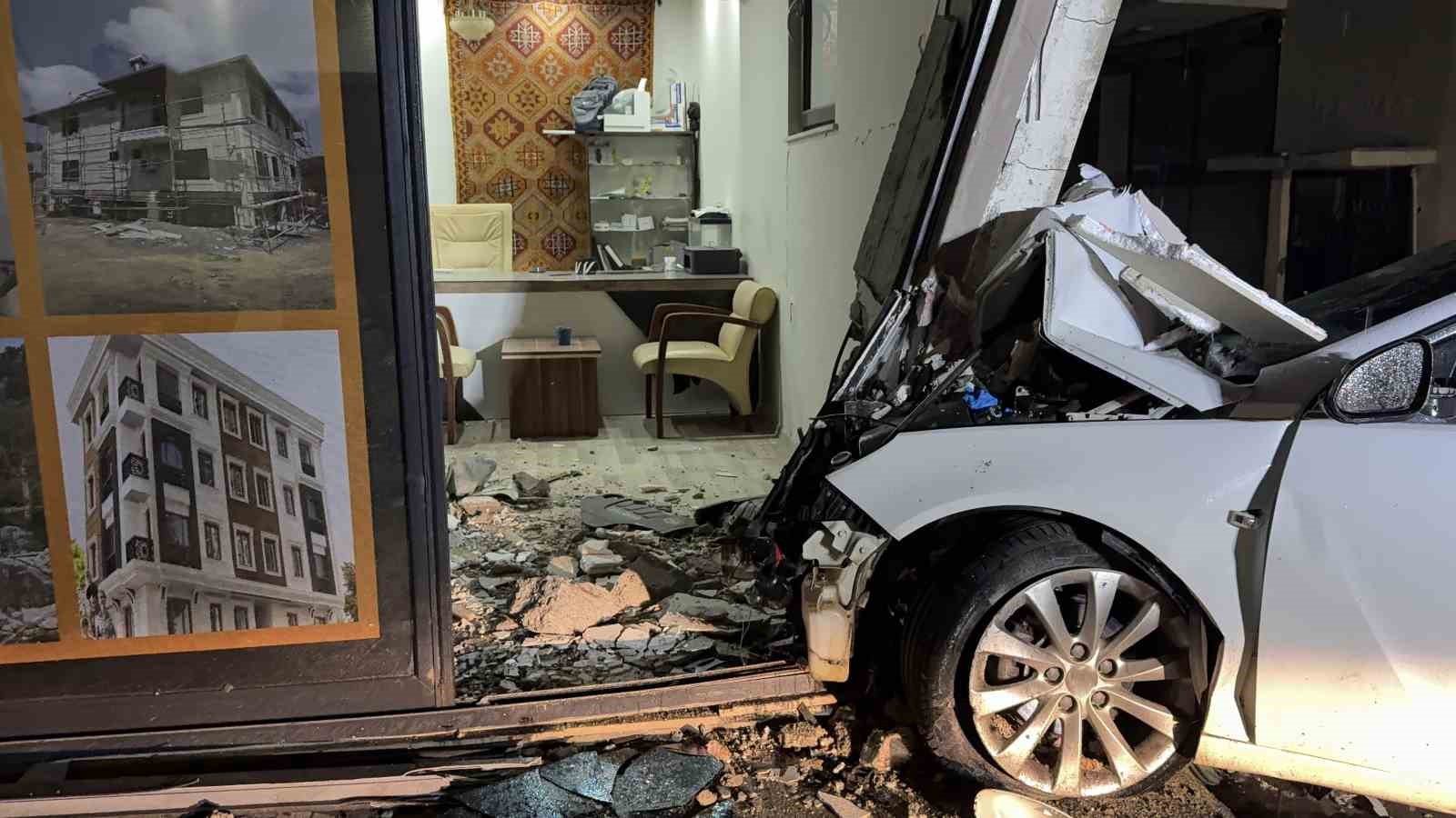 Gazipaşa’da otomobil iş yerine girdi
