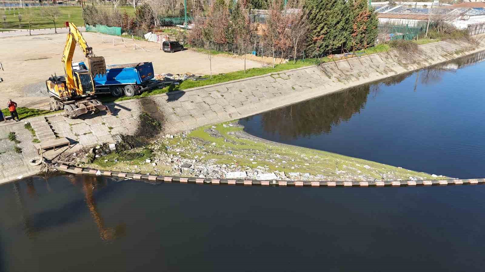 Kocaeli'de belediye su üstünde çöpün peşine düştü