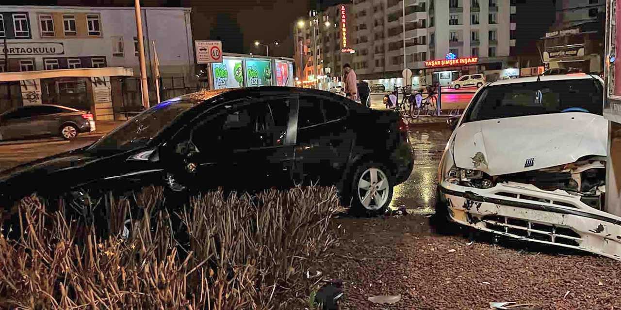 Konya’da feci kaza: Araçlar savrulup direği devirdi