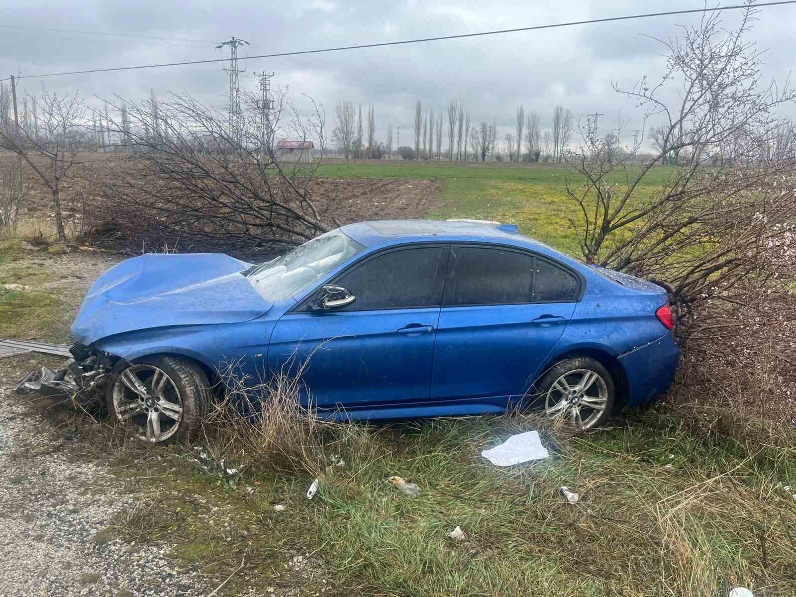 Afyonkarahisar'da lüks araç şarampole düştü
