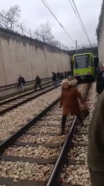 Bayramda ulaşım rezaleti! Vatandaşlar raylardan yürüdü