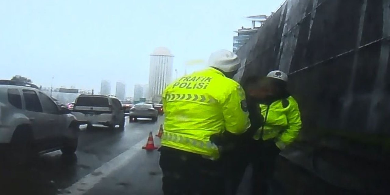 Boğanıza şeker kaçan sürücüyü polisin Heimlich manevrası kurtardı