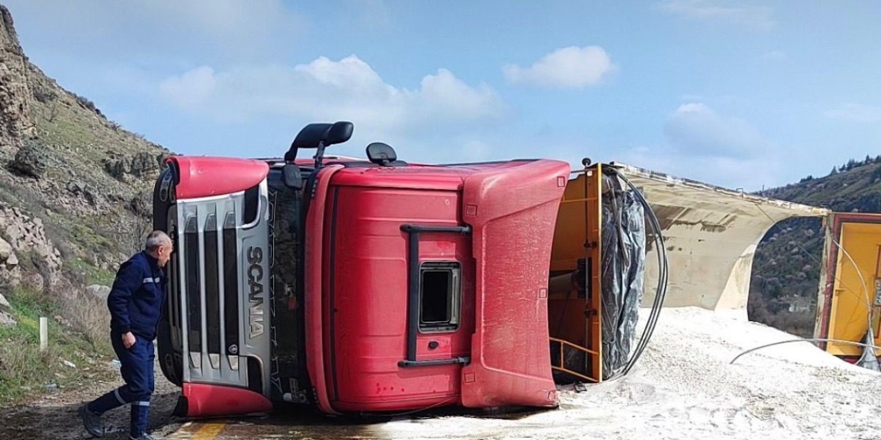 Tır devrildi, Zir Vadisi yolu trafiğe kapandı