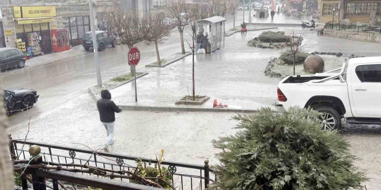 Aksaray Güzelyurt'ta bardaktan boşanırcasına yağmur