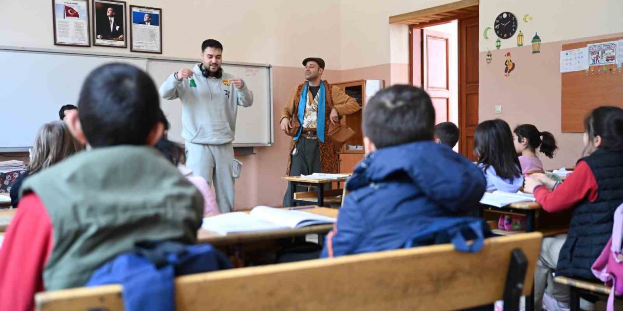 Konya'da Eğitimde Tiyatro Dönemi! Sınıfta "Çat Kapı" Molası