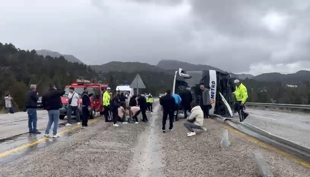Konya'da Can Pazarı! Yolcu Otobüsü Şarampole Devrildi