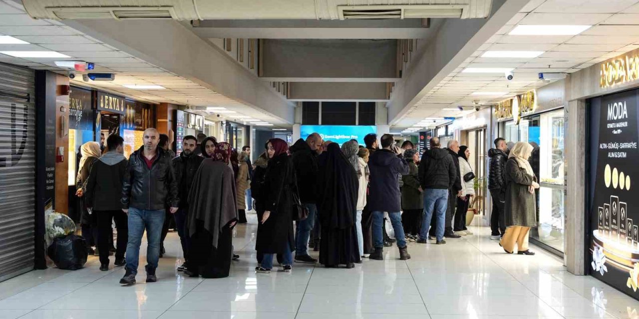 Altın fiyatı düştü, kuyumcuda kuyruk oluştu