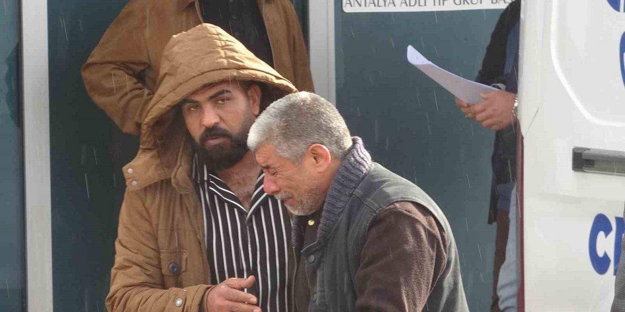 Kızı ve 5 torununun cenazesini gözyaşlarıyla teslim aldı