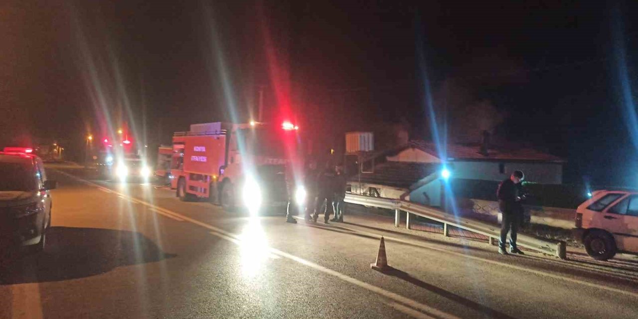 Korkutan Bağ Evi Yangını! Konya'da Alevler Geceyi Aydınlattı