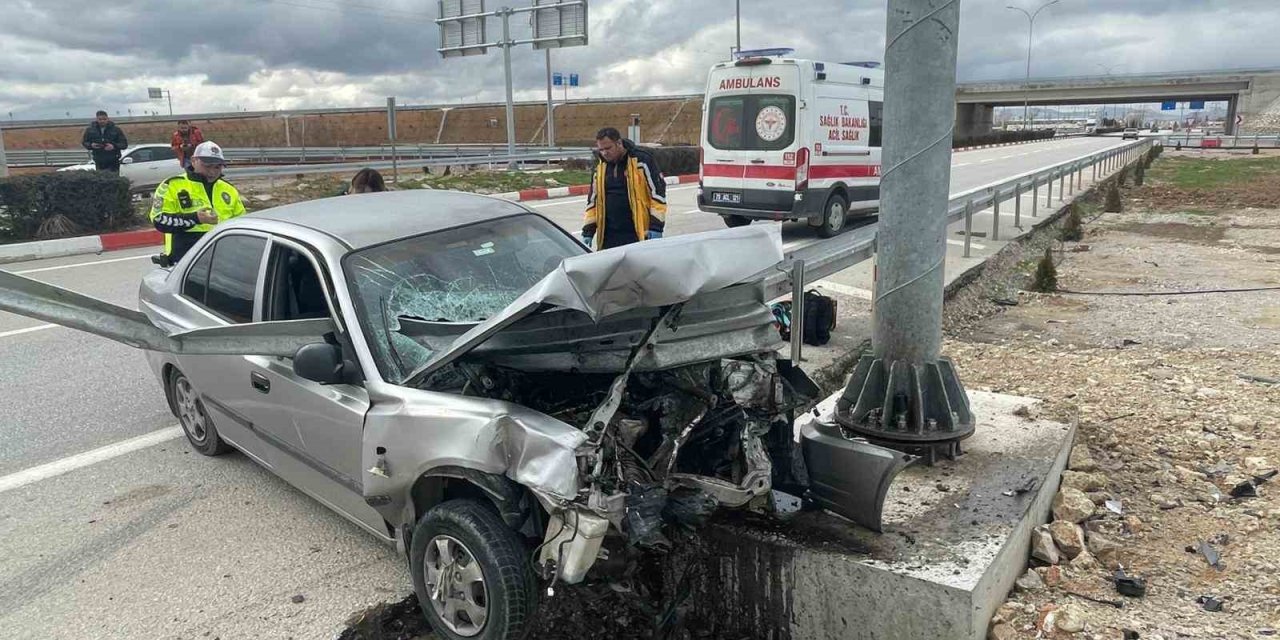 Otomobil Bariyerlere Ok Gibi Saplandı! Genç Çift Ölümden Döndü