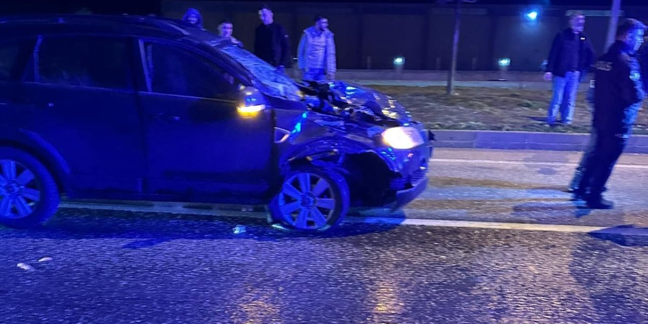 Ereğli yolunda otomobil tıra çarptı: 2'si çocuk 5 yaralı