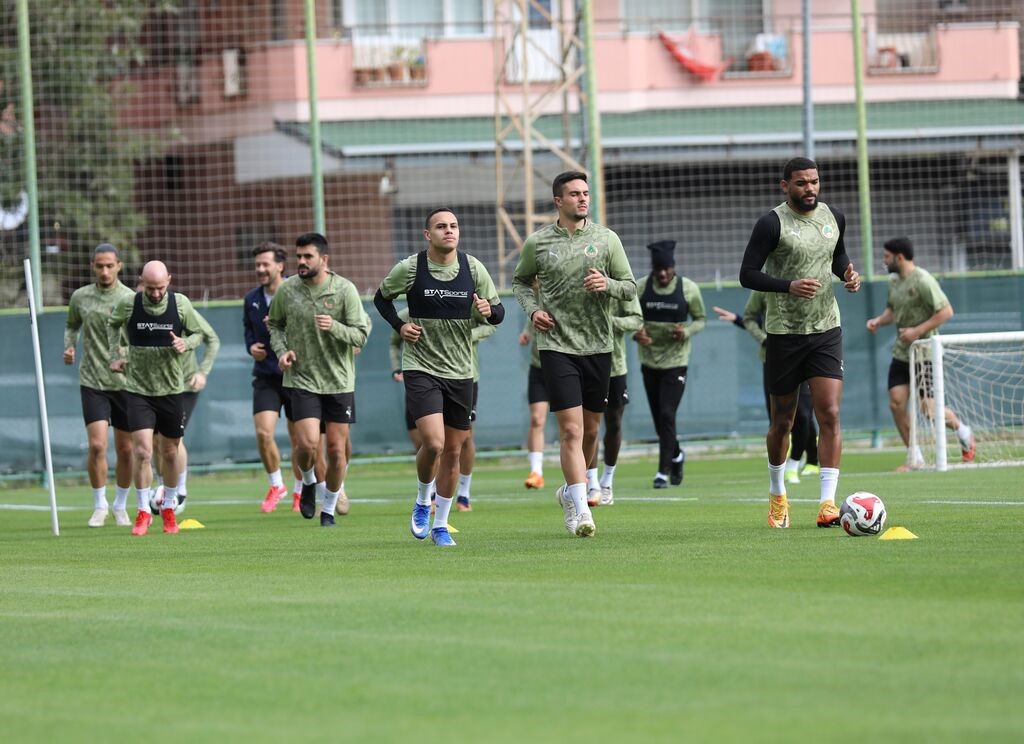 Alanyaspor ligde kalmak için koşuyor