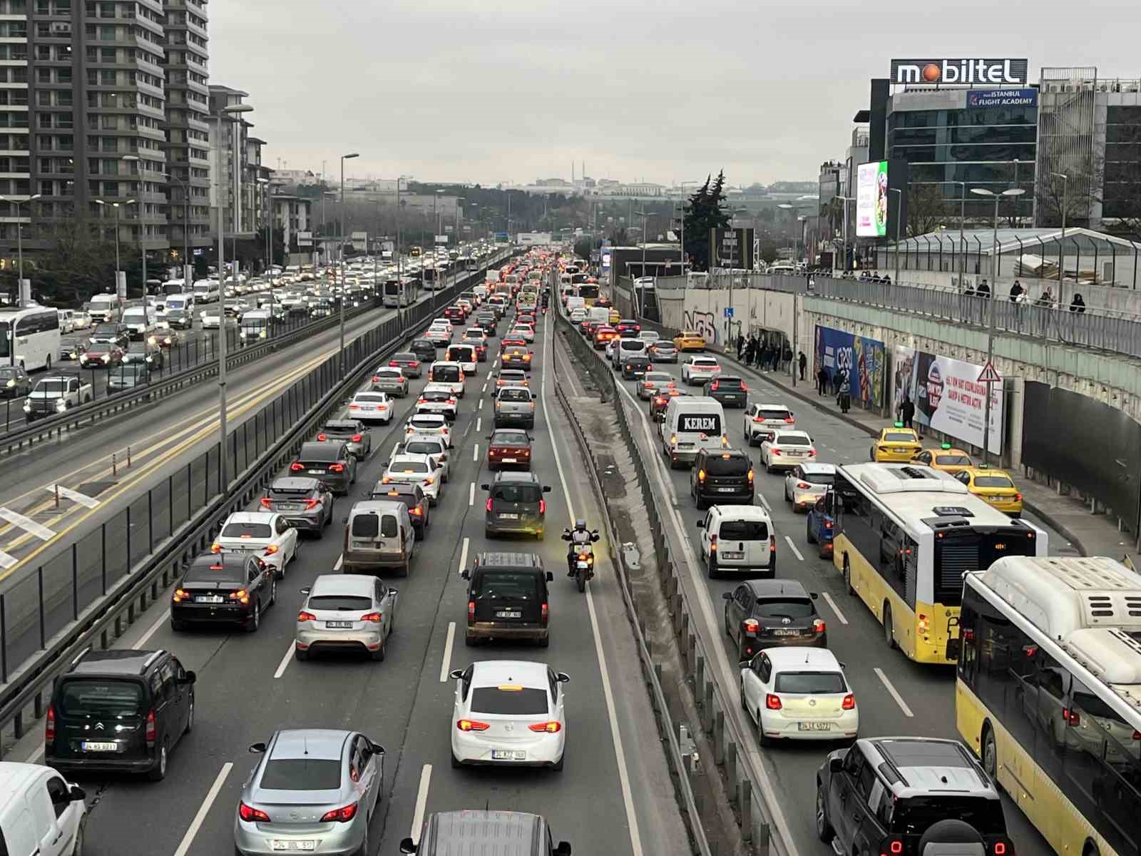 Zamlar kimsenin umrunda değil! 24 saat trafik akıyor