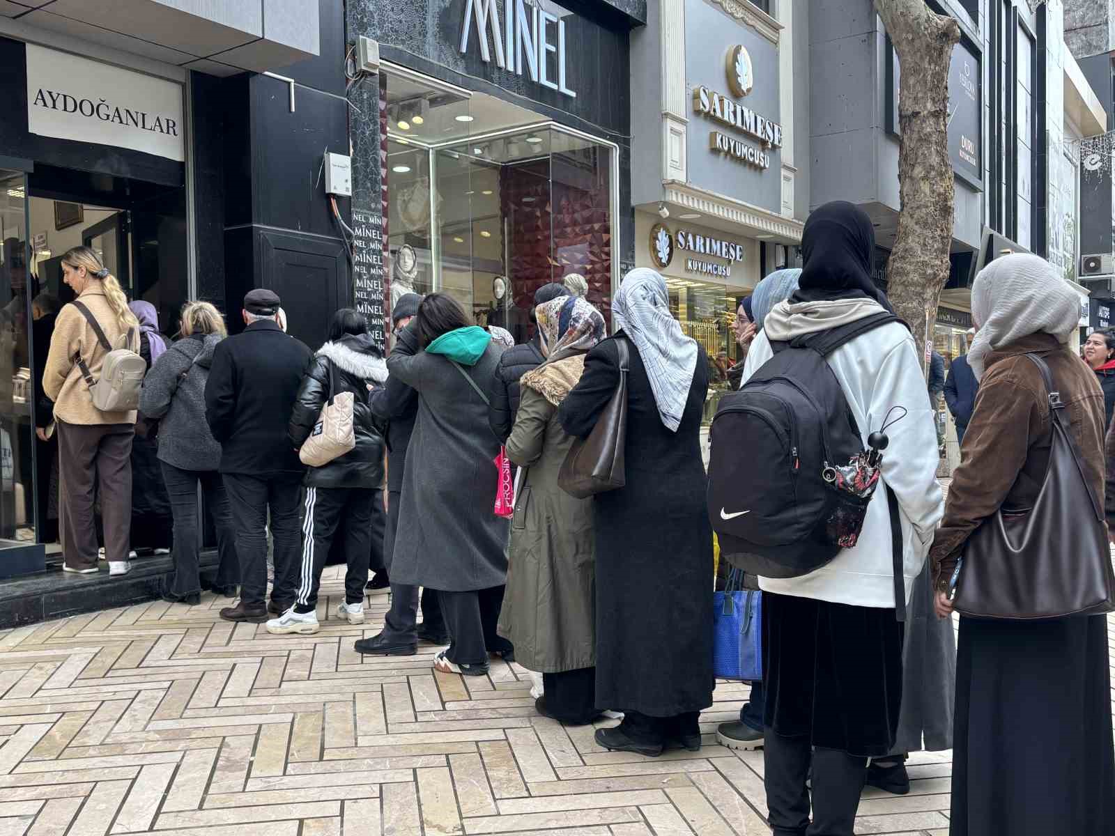 Vatandaş altın alabilmek için kuyruğa girdi