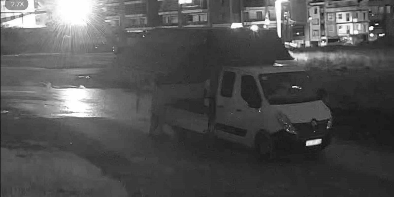 Boş araziye atık bırakan sürücü fotokapanla yakalandı