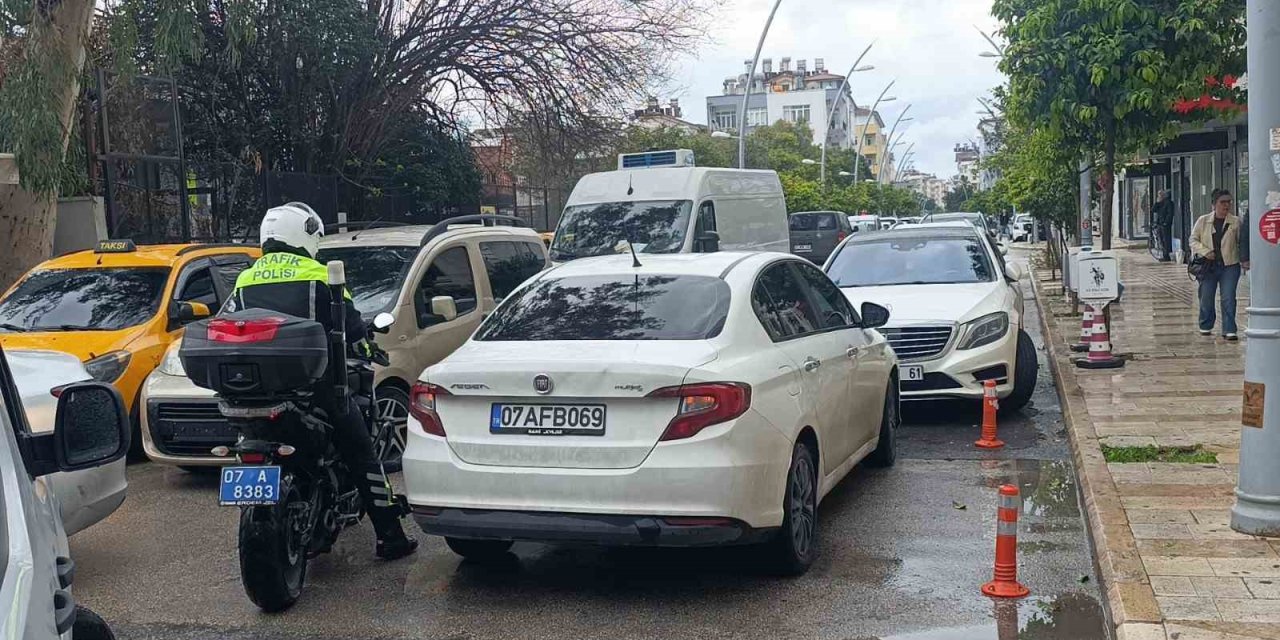 Ceza yazılacağını bile bile yasaklı alanlara park ediyorlar