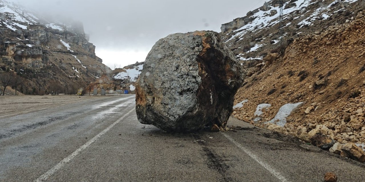 Dağdan kopan dev kaya Karaman-Konya yolunu kapattı