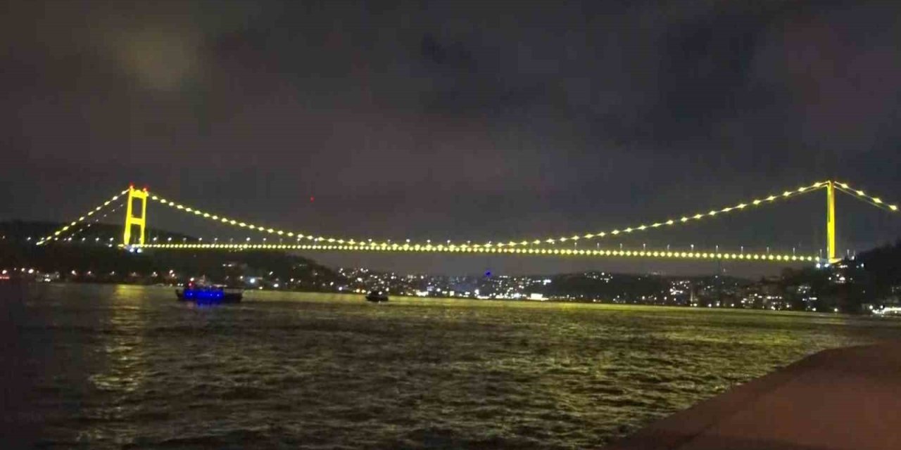 Fatih Sultan Mehmet Köprüsü Sarıya Büründü: Nedeni Şaşırttı!