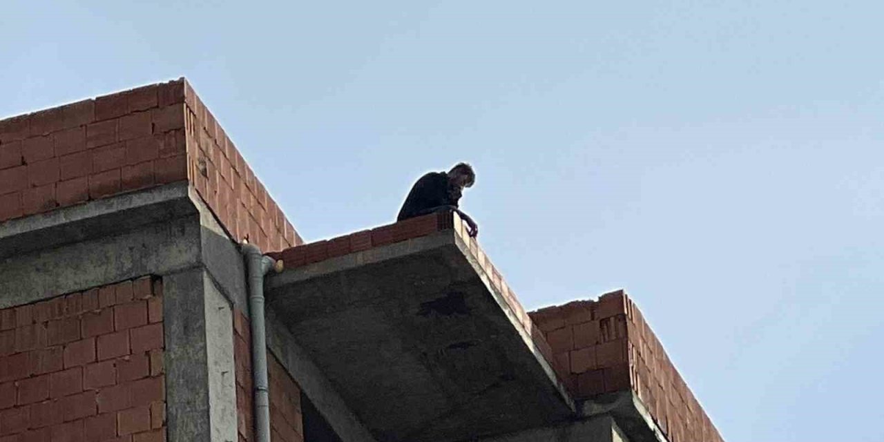 'Eşim telefonu açmıyor' deyip çatıya çıktı