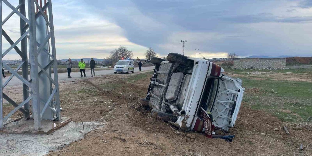 Devrilen otomobilden burunları dahi kanamadan çıktılar