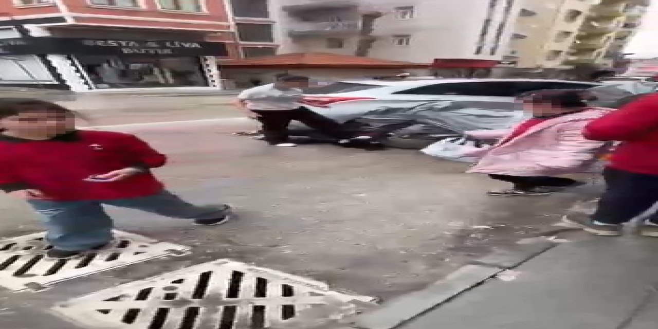 Akılalmaz Olay: Ortaokullu Kıza Akranından Sokak Ortasında Şiddet