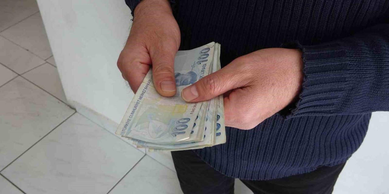 Parasını toplayan esnafı haberlerde görüp parasını teslim aldı