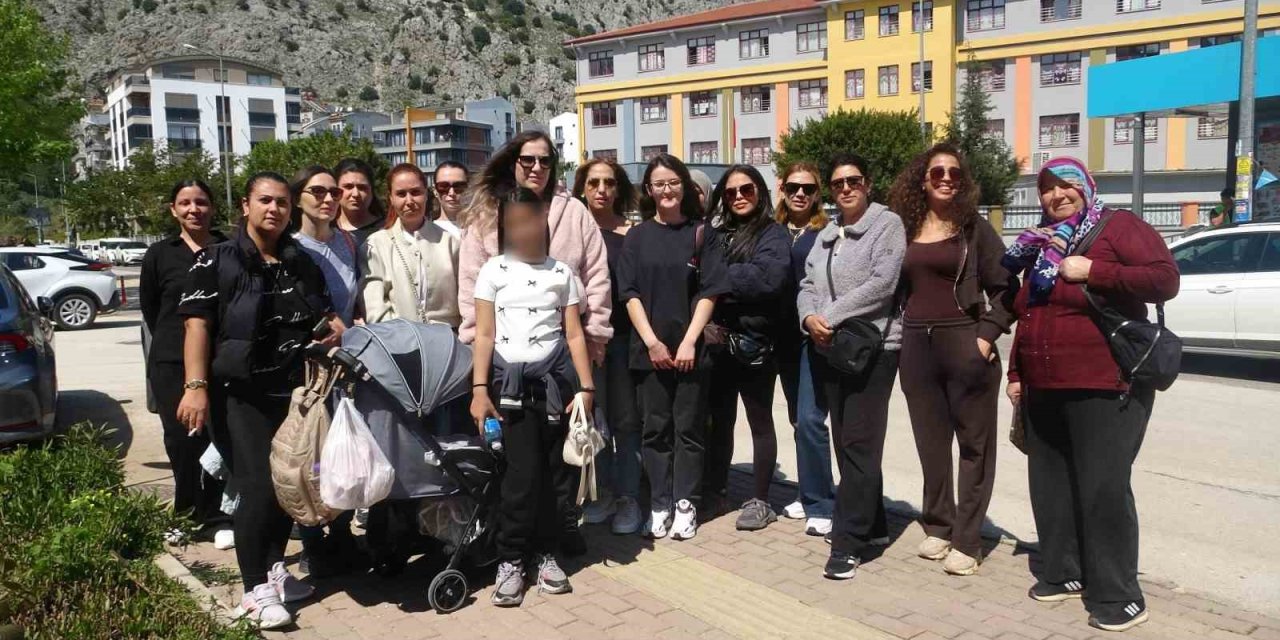 Veliler öğrenciyi darp ettiği iddia edilen öğretmene destek için okul önünde toplandılar