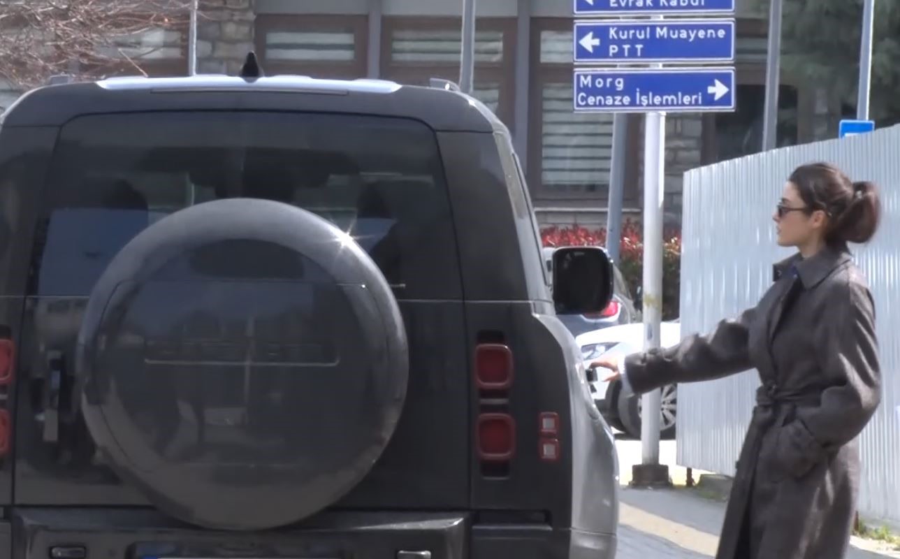 Hande Erçel böyle geldi