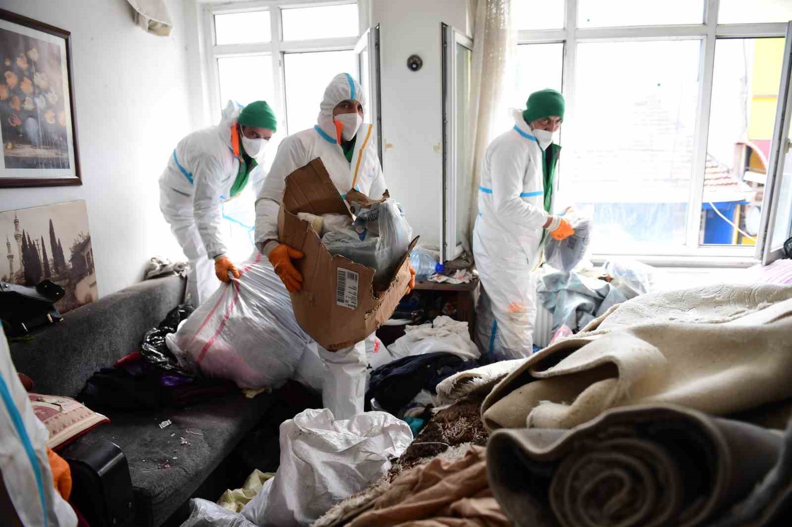 Ev değil çöp deposu: 4 kamyon yetti