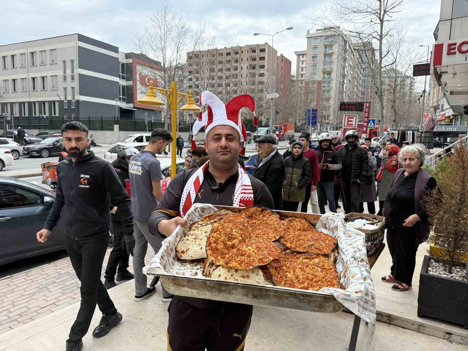 Sözünü tuttu 1000 lahmacun dağıttı