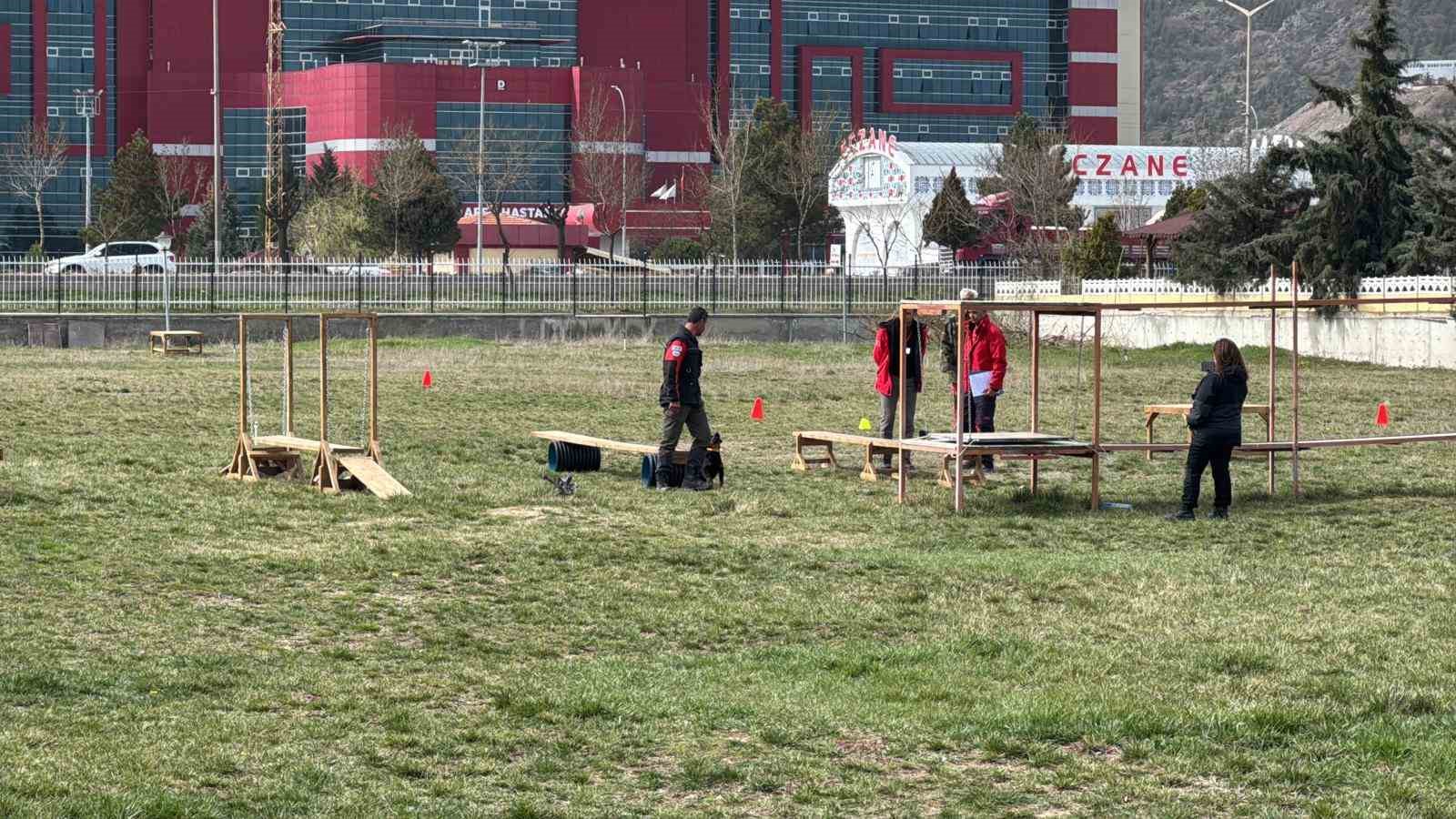 Afyonkarahisar’da köpekler sınav verdi