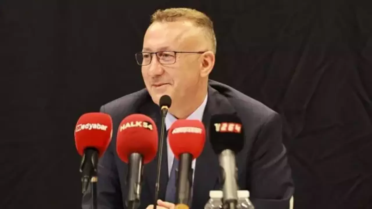 İstifa etti görevine devam edecek