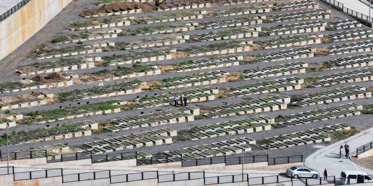 İzmir’de mezarlıklar doldu