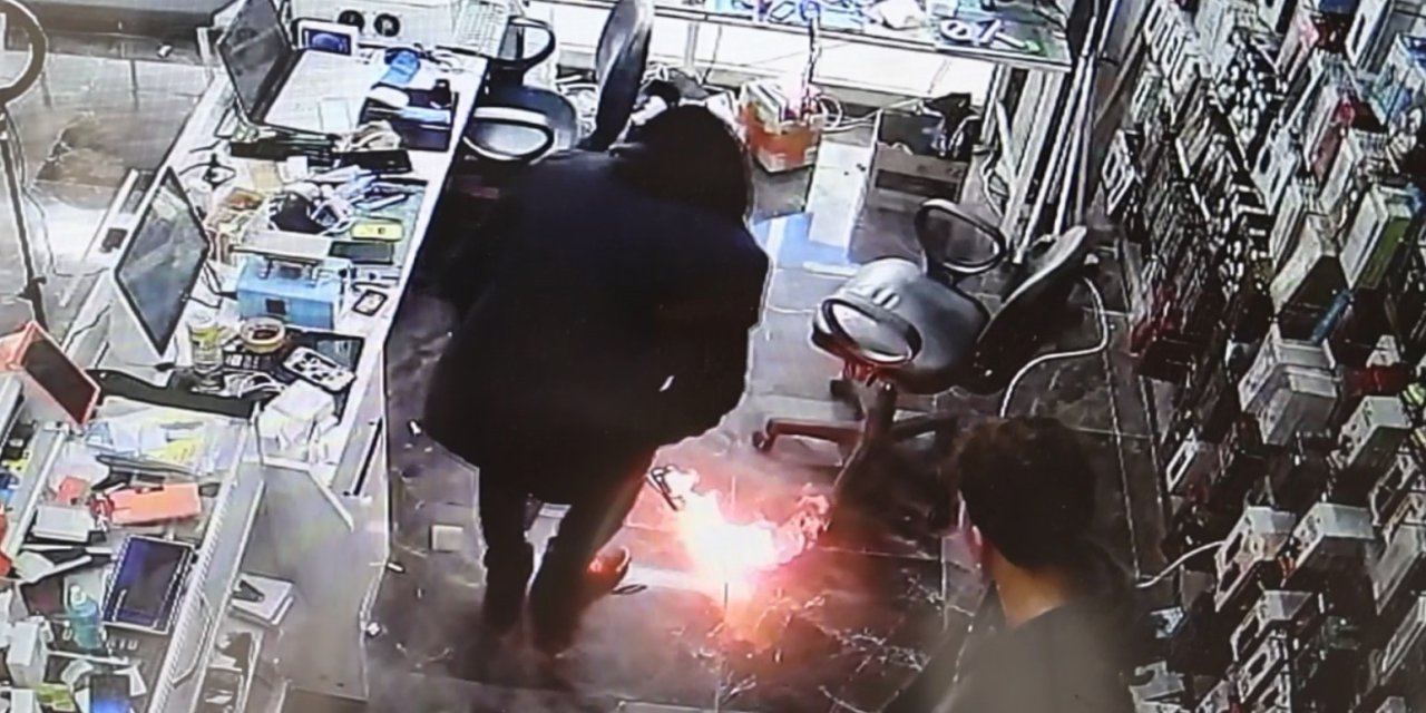 Cep telefonunun bomba gibi patladığı anlar kamerada