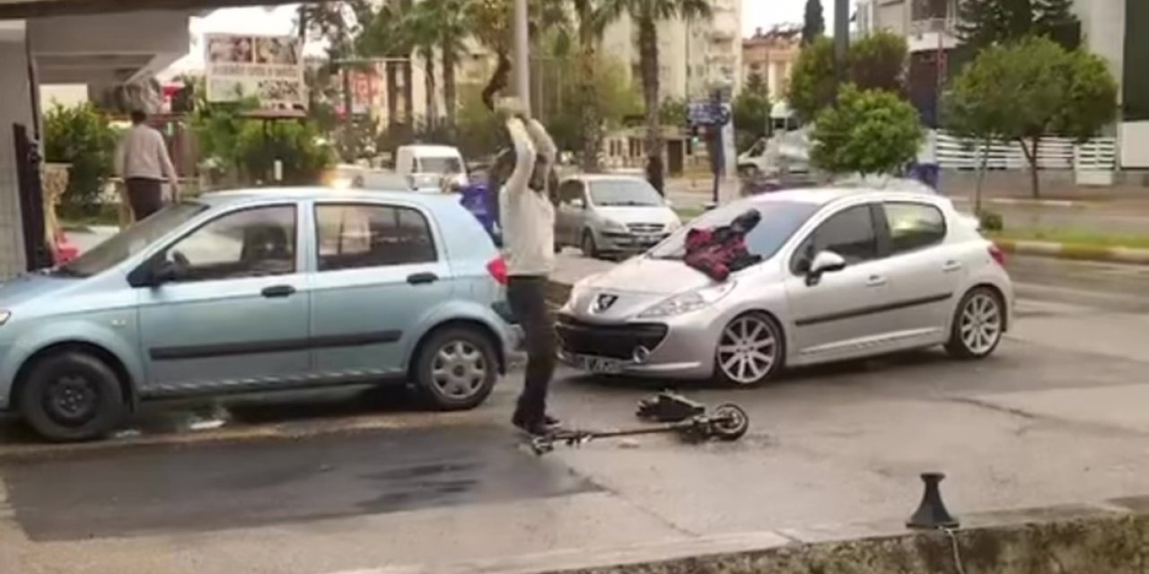 Sürekli bozulan scooterını taşla parçaladı