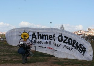 Aday adayının gökyüzünde ilginç tanıtımı