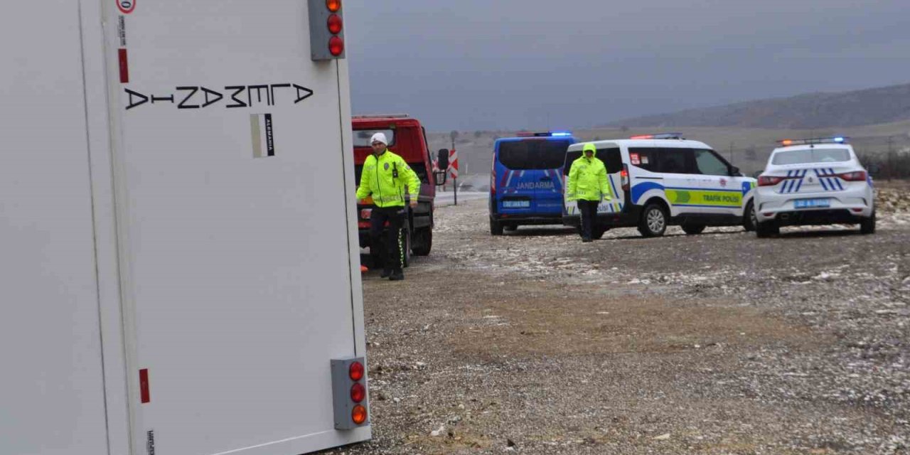 Isparta-Konya Yolunda Karavan ile Otomobil Çarpıştı: 3 Yaralı