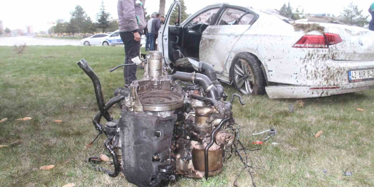 Otogar Kavşağı Savaş Alanına Döndü: Sürücü Araçta Sıkıştı, Motor Yerinden Koptu