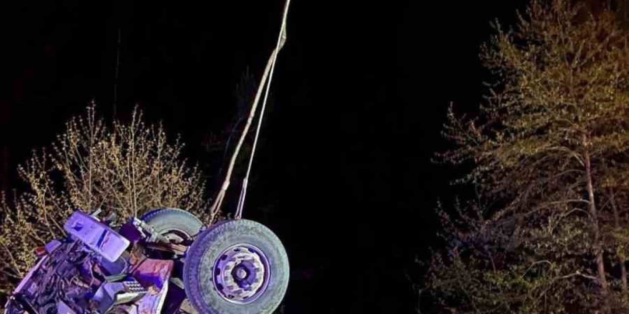 Konya plakalı kamyon Alanya’da şarampole devrildi: 1 ölü, 1 yaralı