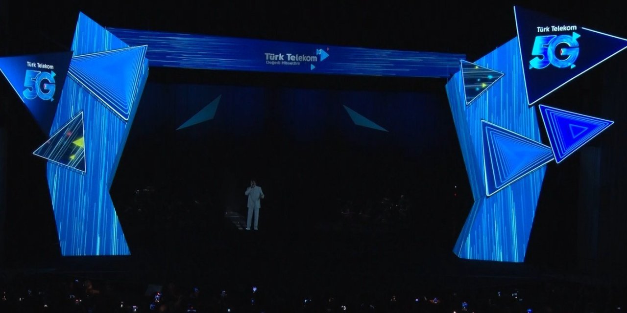 Müslüm Gürses’in hologramı, sanatçılarla düet yaptı